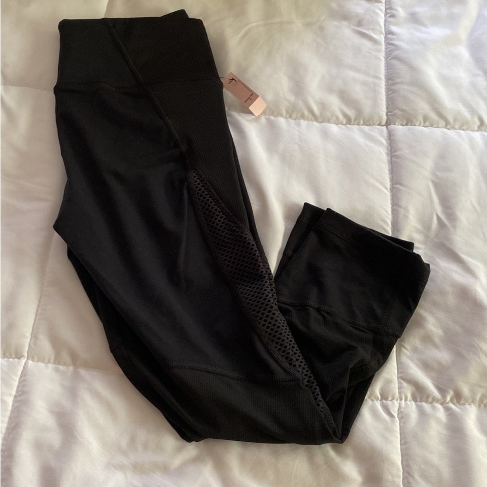 Victoria’s Secret VSX sport mid rise capri leggings size small